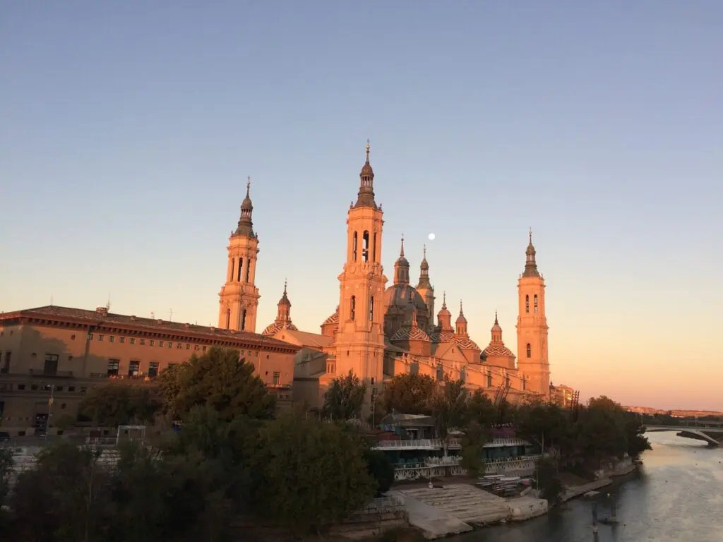 スペイン 古都 サラゴサでみる月と世界遺産 旅とアロマ